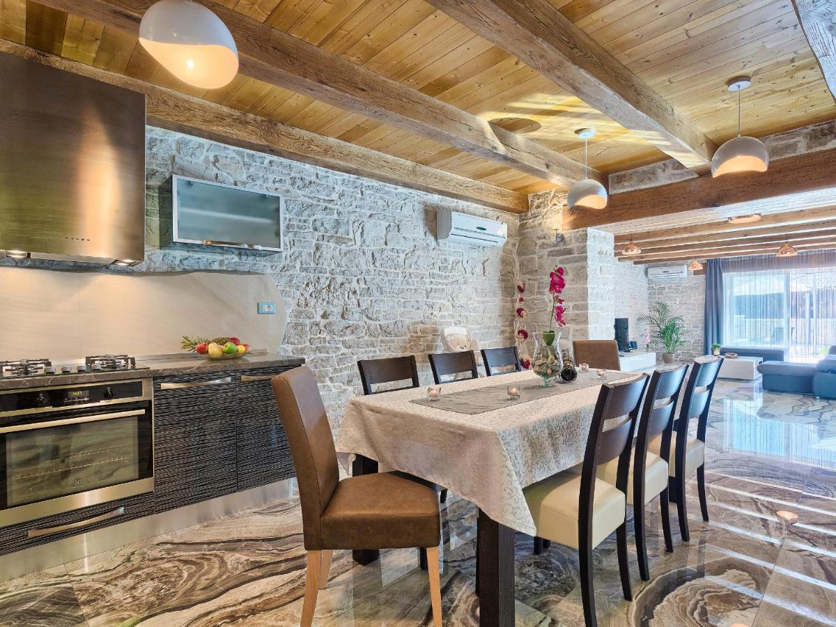 Villa Patrick-Luxury Stone House In The Center Of Istria 帕津 外观 照片